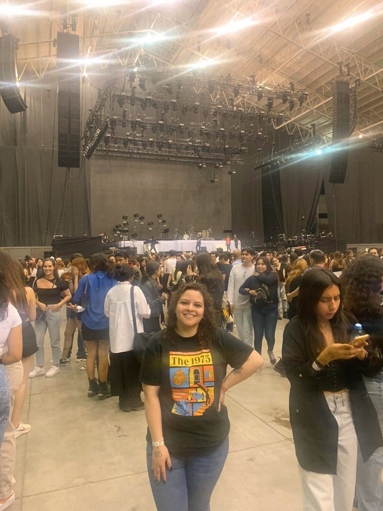 AnnelisMurga's tweet photo. Una Anne extremadamente feliz cumpliendo un sueño que quizá hace un año y medio vio imposible.
Una Anne que ha tenido meses muy duros y el 29 de Marzo sintió que la vida le sonreía de nuevo.
Nunca voy a poder explicar por completo lo que este viaje significó para mi. 💖 @the1975 https://t.co/aenDJqUDmw
