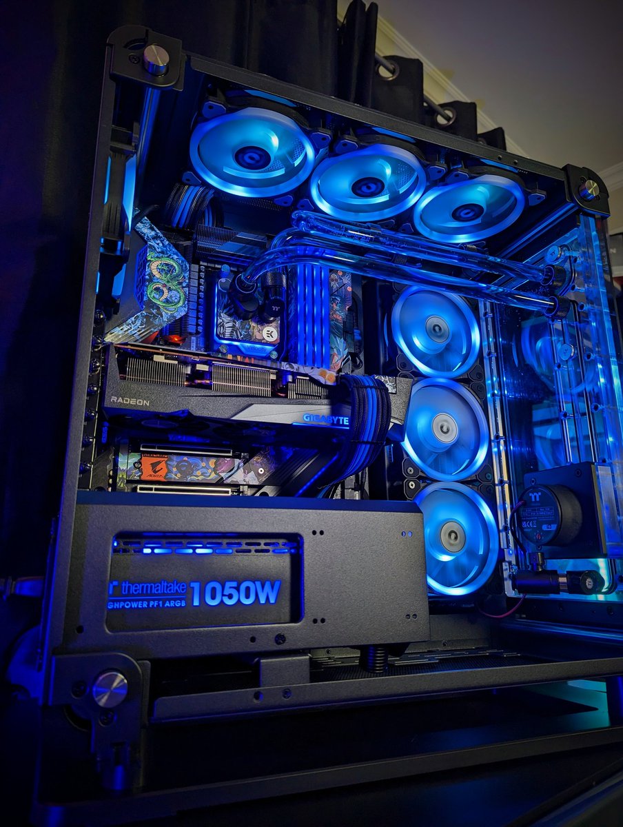 BraintechPC's tweet photo. Danng that P6 case with a distro look just astonishing, i heard it goes over 9000 now !! 🐉
#aorus #amd #poweredbyaorus #Gigabyte #pcbuild #gamers #pcmasterrace #gamingpc #dragonball #thermaltake #braintechpc #pcgaming #pcmr #custompc #gaming #pc #gamer #twitch #ekwb https://t.co/1TS5scBp8a