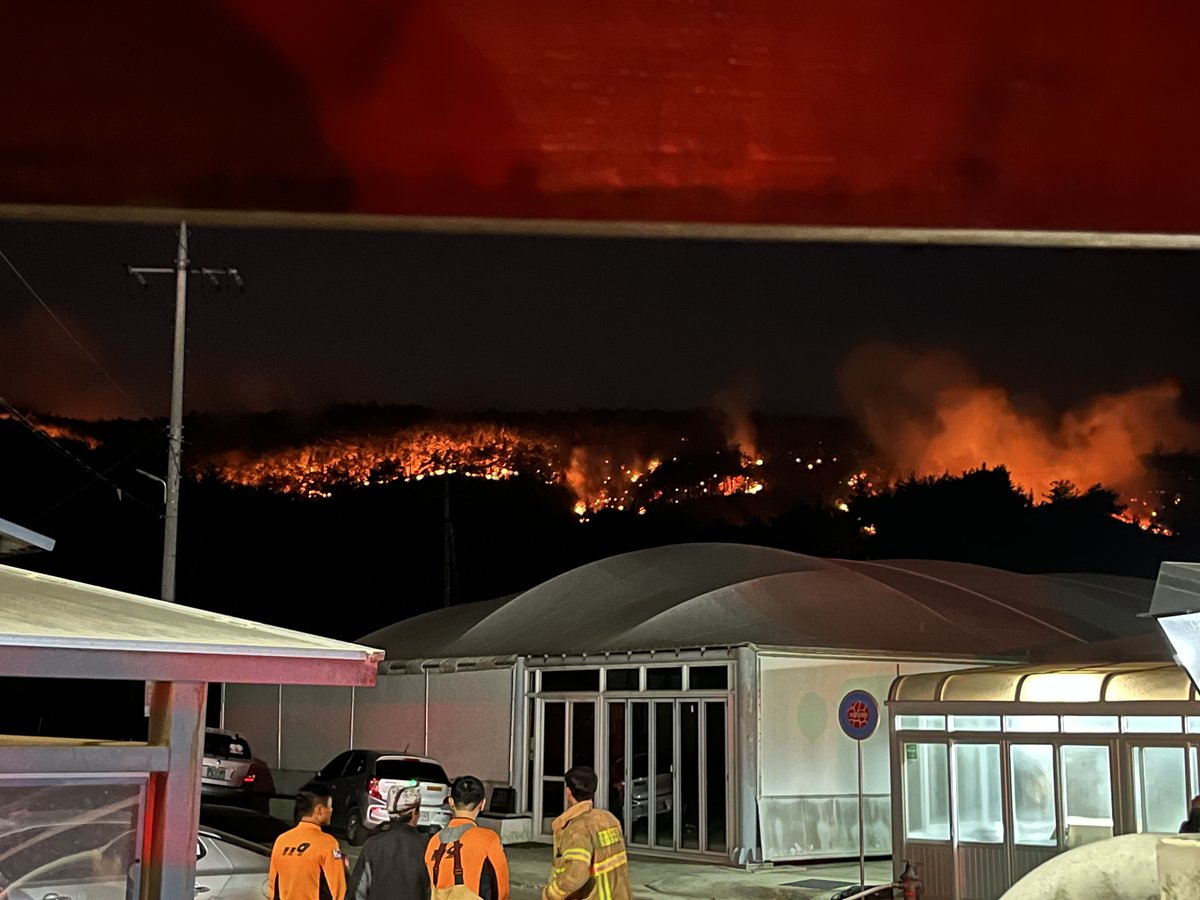 WatchTowerGW's tweet photo. A wildfire raged on the slopes of Mount Inwangsan in South Korea's Seoul, forcing at least 120 homes to be evacuated. The government deployed 15 helicopters and 85 rescue vehicles, and over 500 personnel to extinguish the fire. No casualties have been reported. #Seoul #SouthKorea https://t.co/ie1o0SZhcd