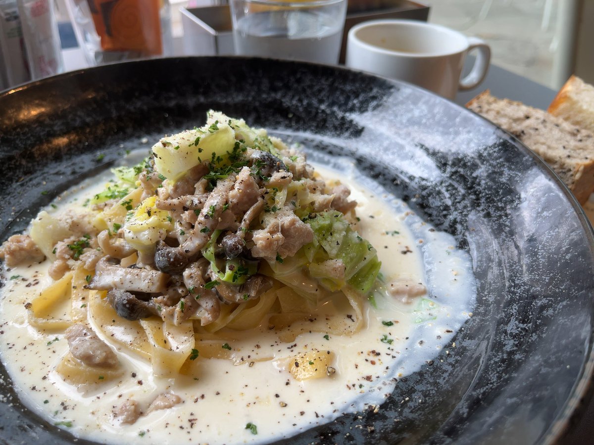 Ciel85967006's tweet photo. 🍽春キャベツのクリームパスタ
仕事の合間にサクッとランチ🍝
この盛付けいい…
また皿が買いたくなっちゃったな
午後も頑張るか

#RIP
#外食記録
#お腹ペコリン部
#料理好きな人と繋がりたい https://t.co/hHEJGOvTVT