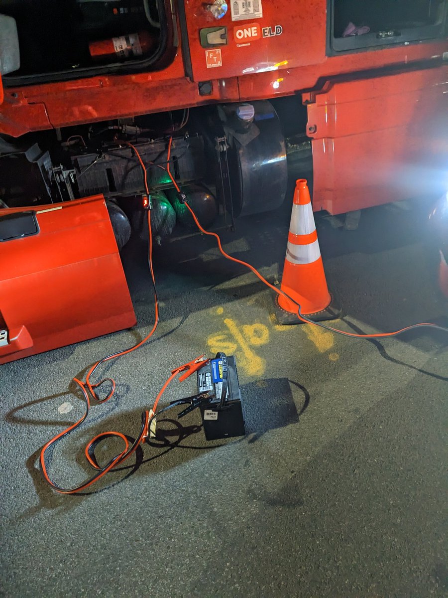 statut_garcon's tweet image. The things we do #WhenItsDarkOut