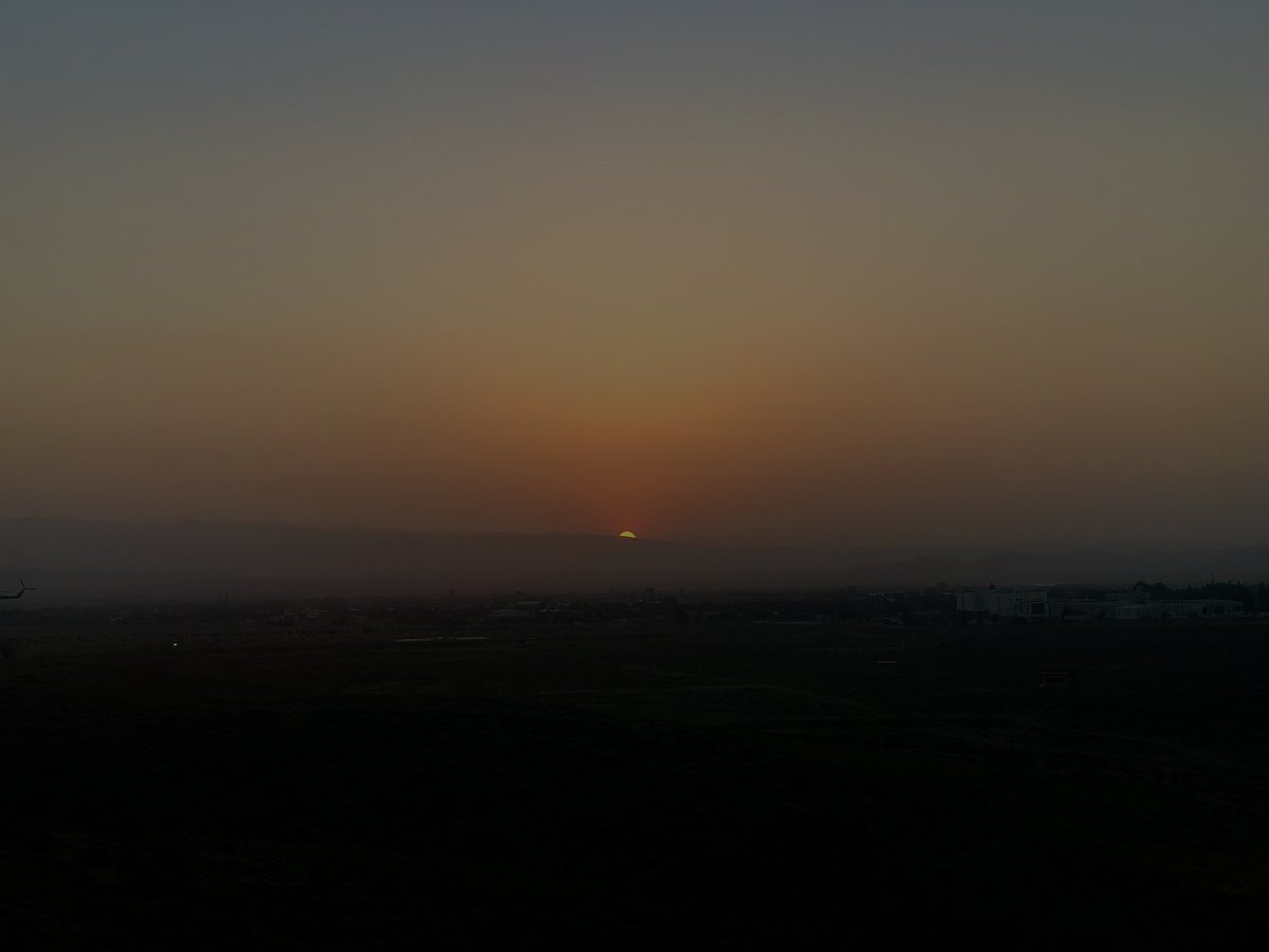 talhaatareen's tweet photo. Show us a picture of a Sunset Shot on Your Phone ! 🤞

The sun setting behind #Quetta mountains from the #SunsetViewPoint https://t.co/ORfLFCM3Nm