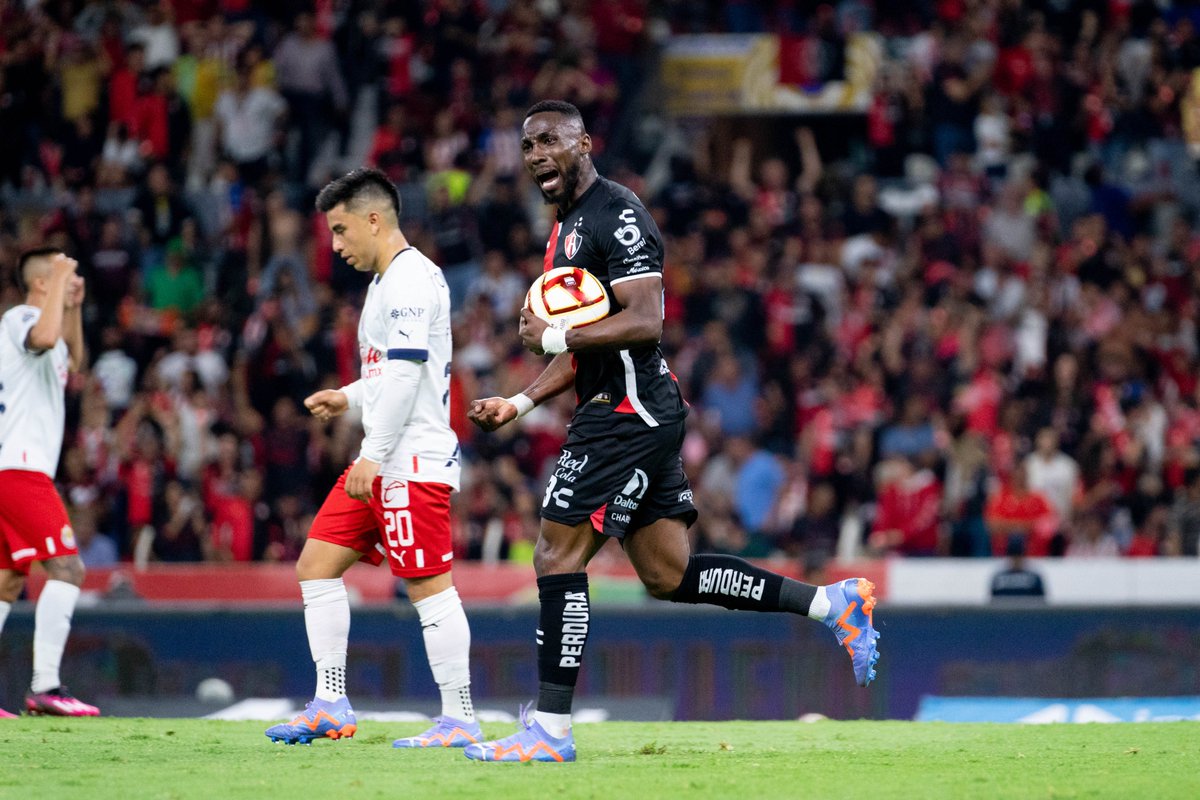 El Súper Saiyajín Julián Quiñones 🔥

6 Clásicos Tapatíos jugados 🔴⚫️
0 derrotas en Clásicos Tapatíos 🚫
4 goles le ha marcado al vecino ⚽️⚽️⚽️⚽️ 
5 goles en los últimos 3 partidos ☄️
2 dobletes: en Liga MX y Concachampions ✌️

¡TKM, <a href="/julian_quiones3/">Julian Quiñones</a>!

#SomosMásRojinegros