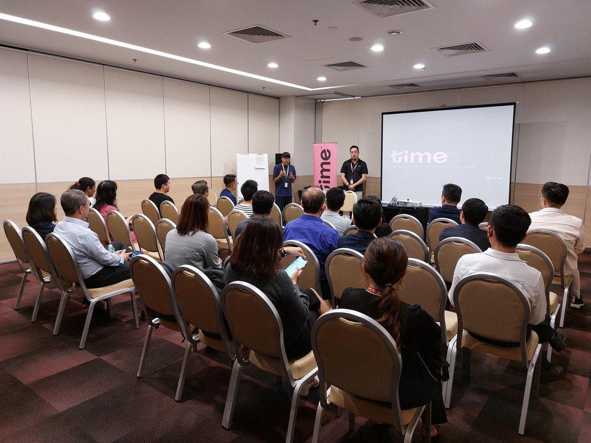 CurryKhoo's tweet photo. TechNite last week, our first series of monthly event. We have BoonSheng founder of Xilnex sharing his journey on how building his startup to over 100 strong team with clients over this region inlude Taco Bell, Tealive, Zus and lots more.
#TechNite #Penang #startup #Cloud https://t.co/4Niy3RqODY