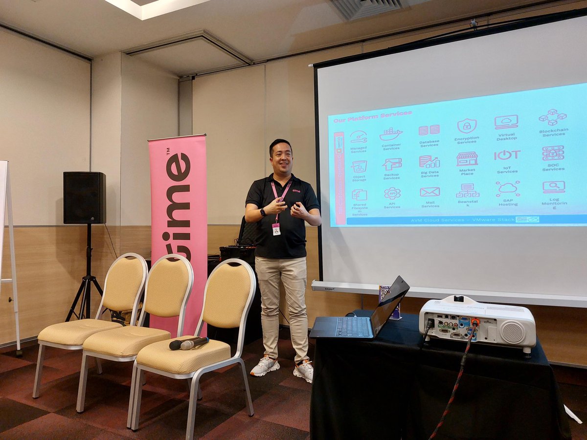 CurryKhoo's tweet photo. TechNite last week, our first series of monthly event. We have BoonSheng founder of Xilnex sharing his journey on how building his startup to over 100 strong team with clients over this region inlude Taco Bell, Tealive, Zus and lots more.
#TechNite #Penang #startup #Cloud https://t.co/4Niy3RqODY
