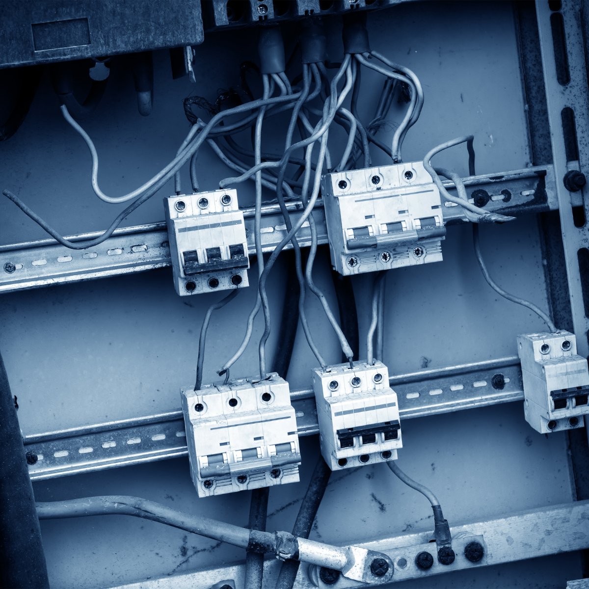 🔌 Sicherheit in elektrischen Anlagen: Wie können wir sie sicher gestalten &amp; Unfälle vermeiden? ⚡️ Entdecken Sie Tipps zur Planung, Installation, Inspektion und Schutzeinrichtungen. 💬 Lassen Sie uns ins Gespräch kommen! #ElektrischeSicherheit #Anlagensicherheit #Unfallvermeidung