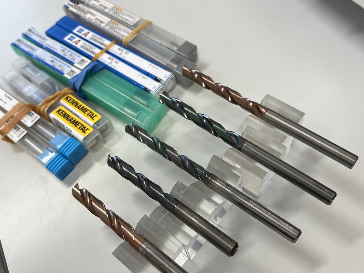 Cominix1's tweet image. 今日から新年度スタート！🌸
世間が新たな出会いに沸き立つ中、テクニカルセンターではワールドカップ、WBCに続きドリルの頂上決戦に向け猛者が続々と集まってきました、、、
果たしてものづくり界を熱狂させるのはどのドリルなのか。
長丁場になりそうです。
#ものづくり　#切削工具　#ドリル　#WDC