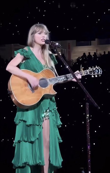 🚨| Taylor Swift performs “Jump Then Fall TV” from “Fearless TV” as the first surprise song for Day 3 of ‘The Eras Tour’ in Arlington, Texas! 
#TSTheErasTour    #ArlingtonTSErasTour

“When I was rerecording Fearless I fell in love with this song”