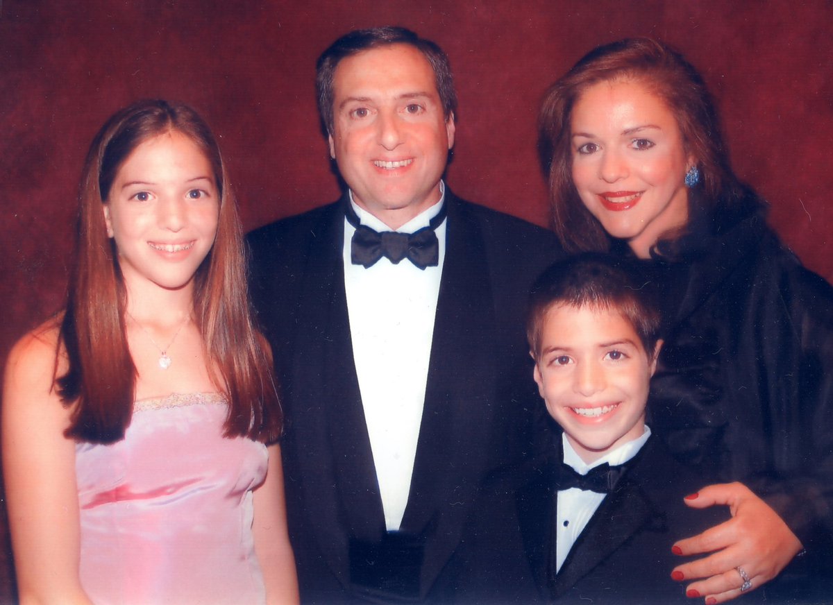 estherkhaddad's tweet photo. Family photo from happier days. #Mona was kind, giving, helped the underprivileged. #DrOwenMuir #ScottMuirMD #OwenScottMuirMD had her cornered like an animal and running for her life. His wife Dr #CarleneMac enabled and assisted him. We trusted them. They trashed her and us. Meantime there are multiple allegations of how they abuse their kids. #ChildLoss #Grief #Bereaved #MissYou #LoveYouAlways #SiblingLoss