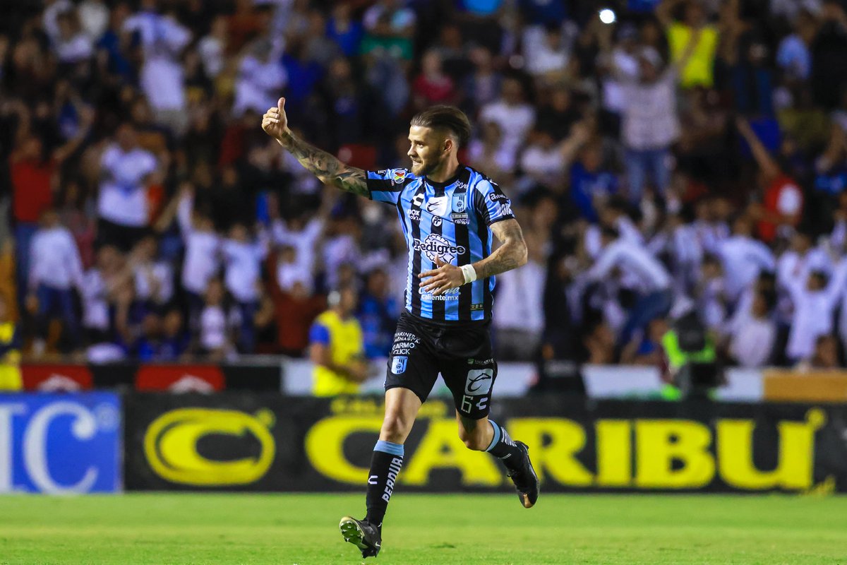 Así se festejó el gol del triunfo de <a href="/Barbierimigue/">Miguel barbieri</a> esta noche en el Corregidora. 🐓🔝🔝🤩

La noche se pintó de 🔵 y ⚫. 

#DePieConQro
