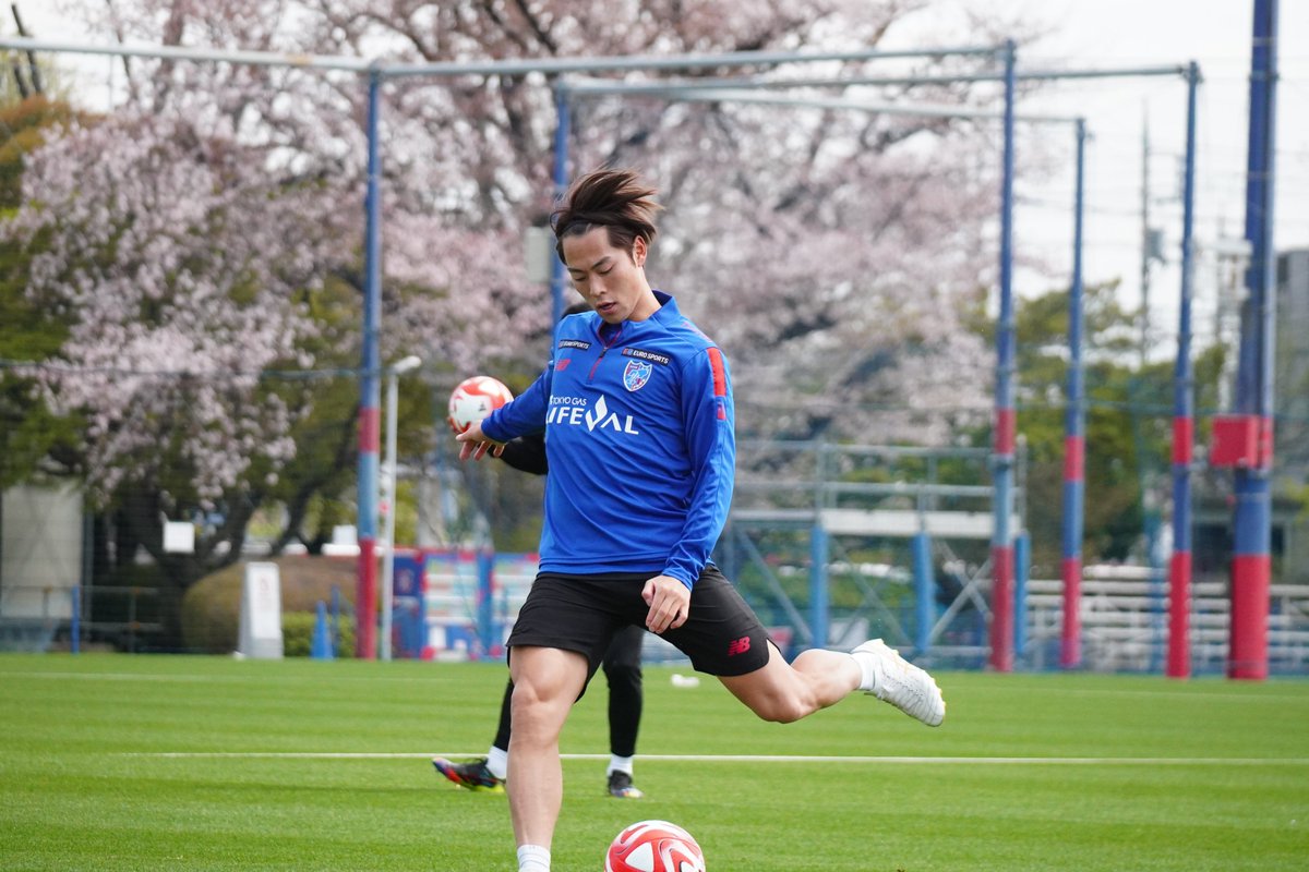 fctokyoofficial's tweet photo. 🔵TRAINING PHOTO🔴
👏😳💙❤️
@1002Ryoma 
#渡邊凌磨 
#fctokyo #tokyo https://t.co/WX1gyUR61o
