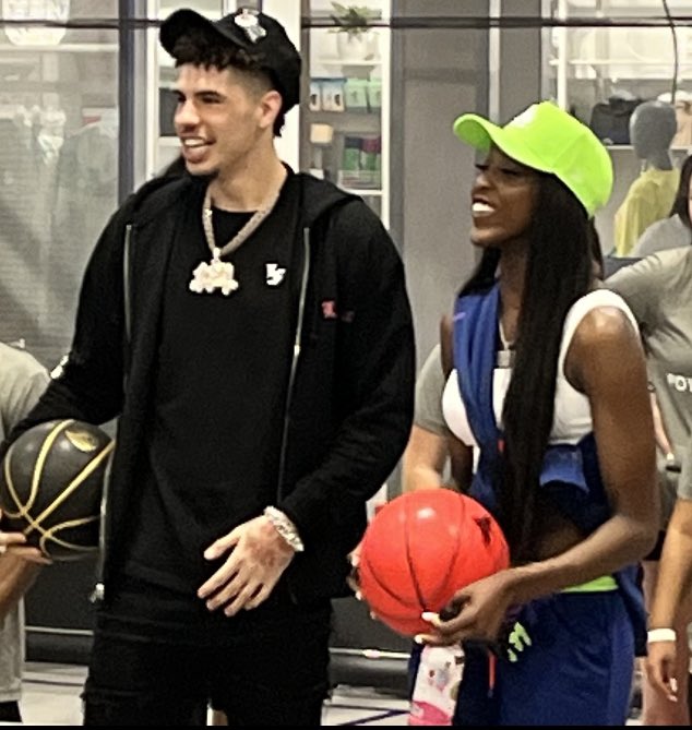 valerieinhoops's tweet photo. Congrats to @Flaujae and @LSUwbkb on her Championship win tonight!!! She deserves this so much! You go girl!!!! 🏆🏀💯

📸 Throwback to June 2022 w/ @MELOD1P @POWERHANDZ1 @PUMA @champssports in Miami w/ @NinaZDallas @NZGSports https://t.co/XiGbiMurQs