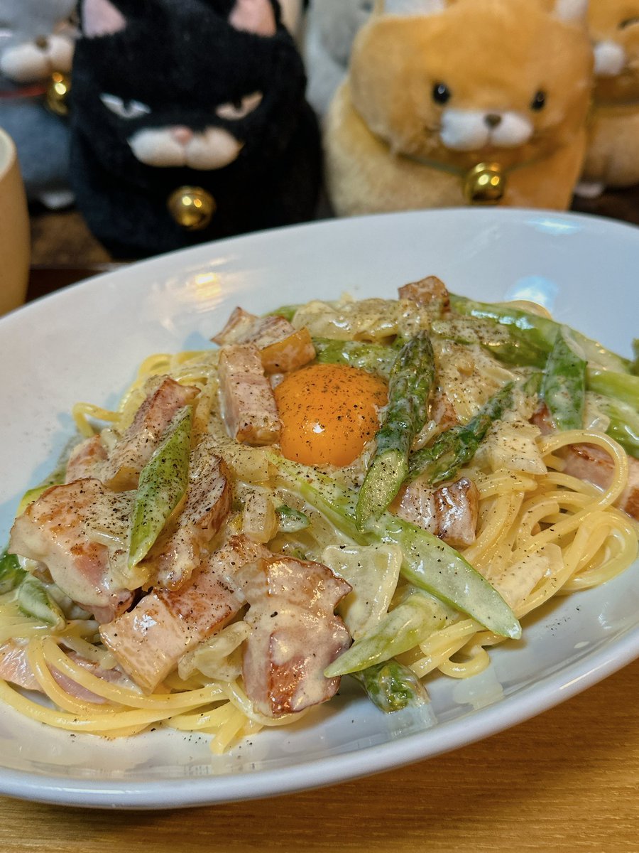 なーんかやる気がでぇへん😑 今日は簡単にベーコンアスパラのクリームパスタで🍝 (ﾟдﾟ)