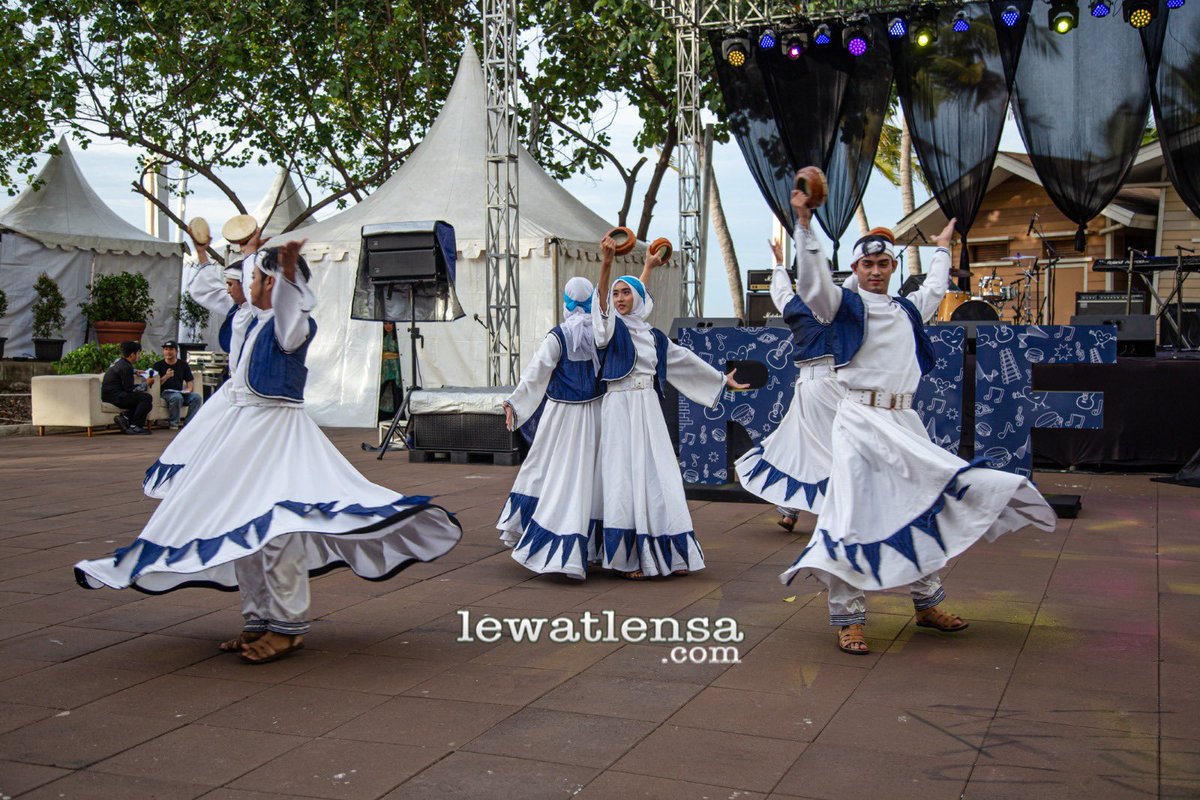 LewatLensaNews's tweet photo. Tari Sufi persembahan Dufan Ancol di Pre Event 12th @ramadhanjazz festival yang diadakan di Symphony Of The Sea, @ancoltmnimpian Jakarta, 1 Apr 2023

#12thRJF 
#RamadhanJazzFestival2023 
#RICMAUPDATE 
#ItsAllAboutUs 
#WartaJazzFestivals
#mediapartner
#lewatlensadotcom https://t.co/iq6CNT7sdV