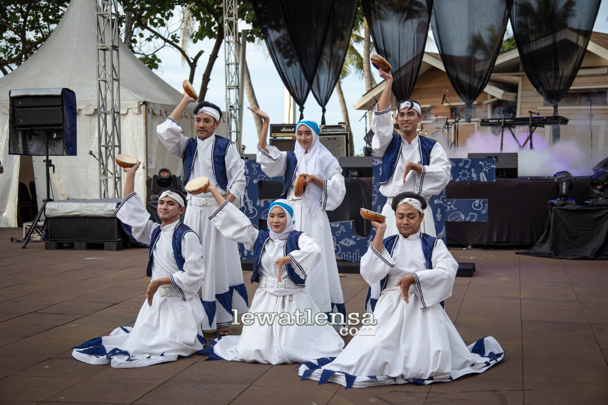 LewatLensaNews's tweet photo. Tari Sufi persembahan Dufan Ancol di Pre Event 12th @ramadhanjazz festival yang diadakan di Symphony Of The Sea, @ancoltmnimpian Jakarta, 1 Apr 2023

#12thRJF 
#RamadhanJazzFestival2023 
#RICMAUPDATE 
#ItsAllAboutUs 
#WartaJazzFestivals
#mediapartner
#lewatlensadotcom https://t.co/iq6CNT7sdV