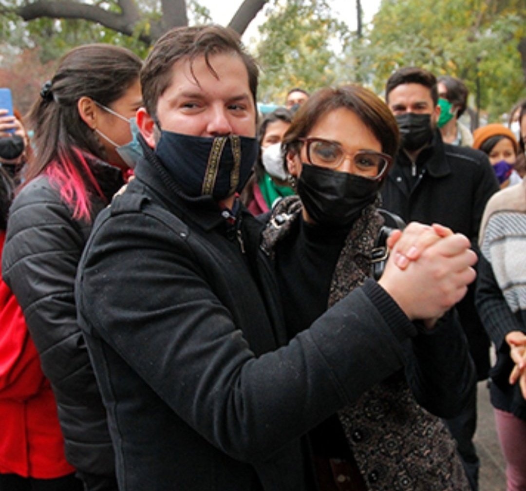 AngelDLaCruz_'s tweet photo. Boric no quiere que des rt a esta foto en dónde sale bailando con su amiga Karina Oliva https://t.co/FBLvb7kK3w