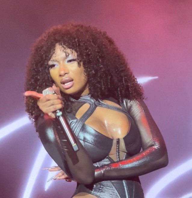 saviaivas's tweet image. Y’all wanna know who I’m jealous of??? Those black girls that dye their hair like 30 colors and yet their hair is still full, long, AND healthy. THATS who need to come off the secrets.