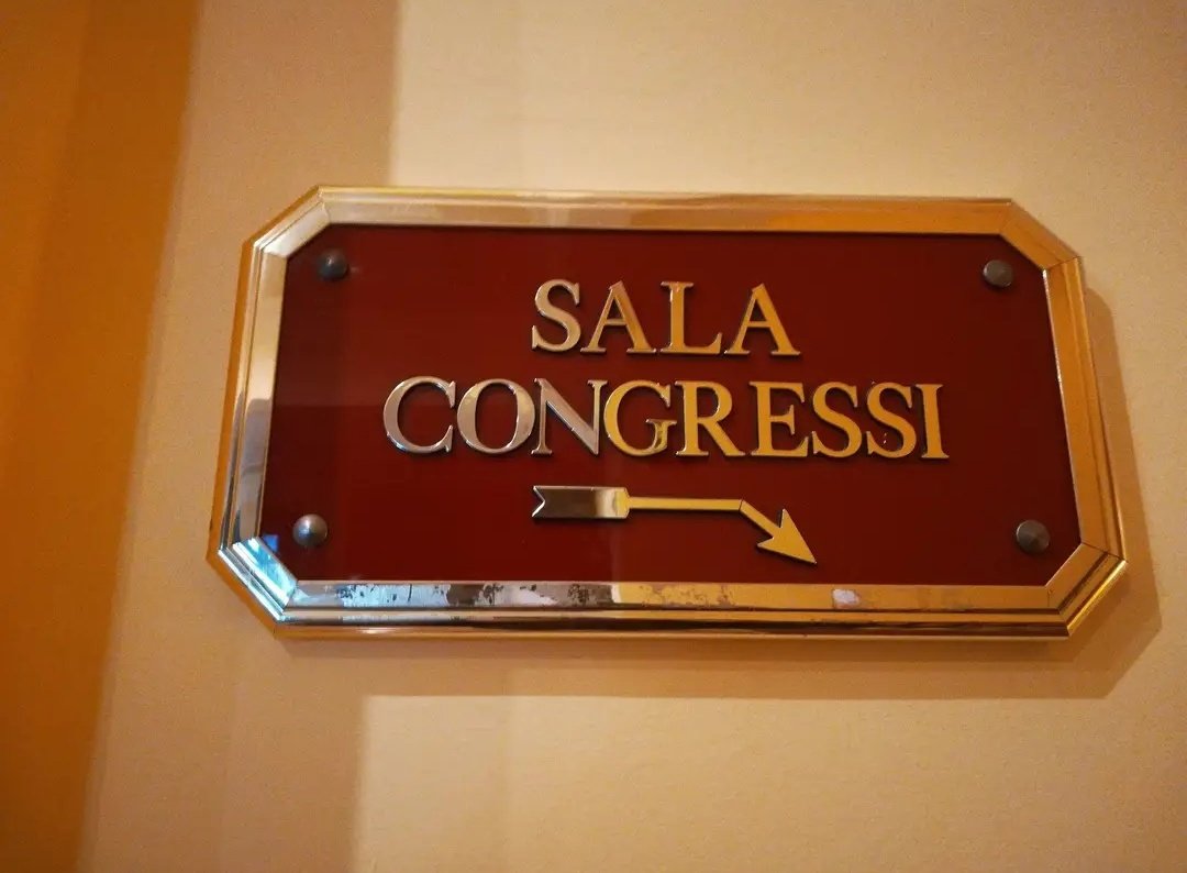 Excuse the fact, seen in Italy..
Translated : To conference hall.
😂😂😂😂
#MondayMusing