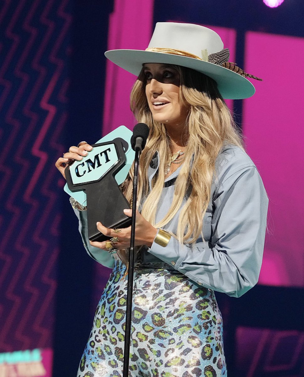 laineywilson's tweet photo. Winning not one, but two fan voted awards was more than I ever could’ve imagined! Y’all are why I do what I do &amp; I can’t thank you enough. I’ve said it before &amp; I’ll say it again…I have the best most supportive fans. Thank y’all…for everything🙏🏻 @cmt #cmtawards 
📸 @GettyImages https://t.co/xvVPasV1yx