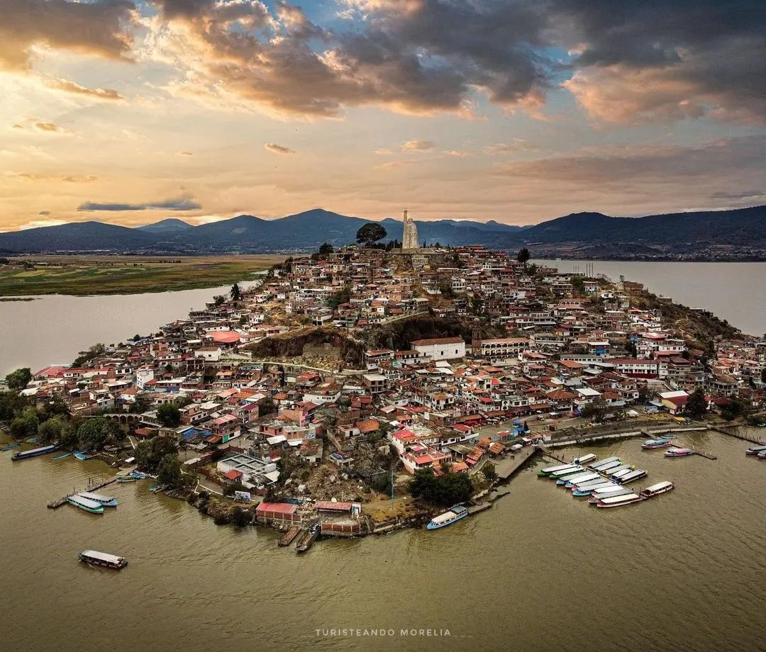 Turismorelia's tweet photo. "Flor de trigo".
Janitzio es la isla más importante del lago de Pátzcuaro. En lo alto, vigilante, José María Morelos, divisa las tierras michoacanas. 
#Turisteandomorelia
📸 @pulpociego
.
.
.
.
.
#island #landscape #cityscape #visitmexico #urbanphotography #visitmexico #mexico https://t.co/rH7gAYVGdy