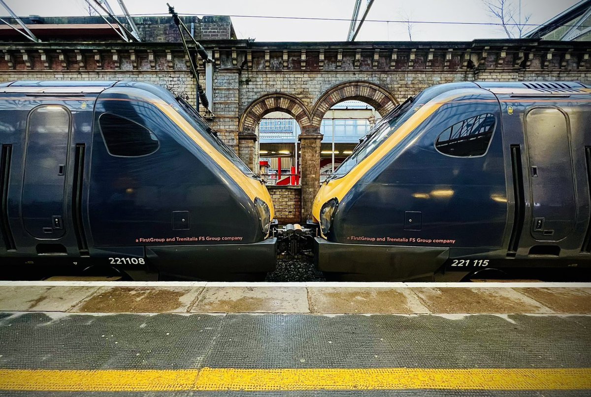 Amazing <a href="/AvantiWestCoast/">Avanti West Coast</a> Class 221 symmetry.
Credit: <a href="/SydneyBridgeTMD/">Sarah (Sydney Bridge TMD) 🐝🇺🇦</a>

#RailwaySymmetry #Symmetry #AvantiWestCoast #Class221 #Crewe