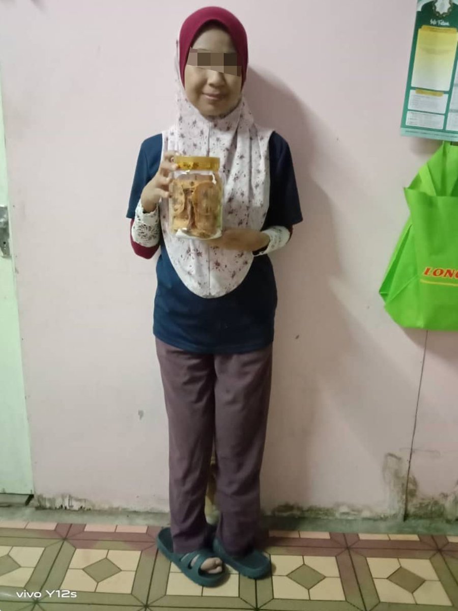 MarhaenMy's tweet photo. - Isteri OKU fizikal kaki
- Suami kerja kilang daun rokok
- Anak satu orang
- Jaga ayah warga emas (74 tahun)

Dulu isteri jual rempeyek untuk tambah perbelanjaan family tapi bila tak dapat sambutan terpaksa stop. Sekarang buat dawai kokot ubat staples. RT jap gaiiss https://t.co/LjFp3fDhiA