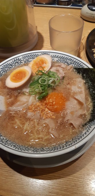 タイヤ交換中にラーメン🍜 