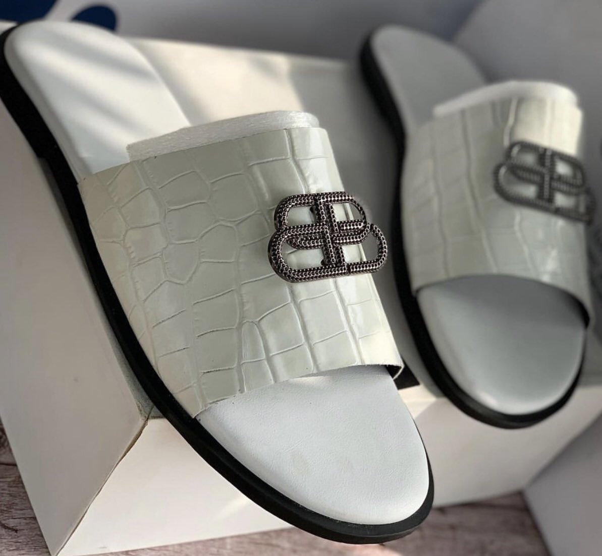 4dsole's tweet photo. @_theladymo For your made in Nigeria shoes and slides.. we deliver nationwide.. please help retweet 🙏 https://t.co/ykRvFcMy9N