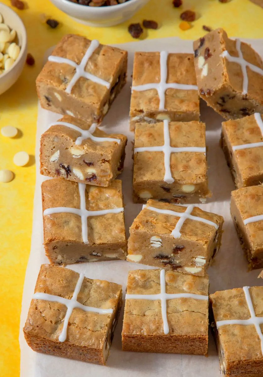 These Hot Cross Blondies are fudgey white chocolate bars with spices and fruit. They have all the yummy flavour of hot cross blondies, and plenty of chocolate too! Get the recipe here: buff.ly/3dZ3MaF