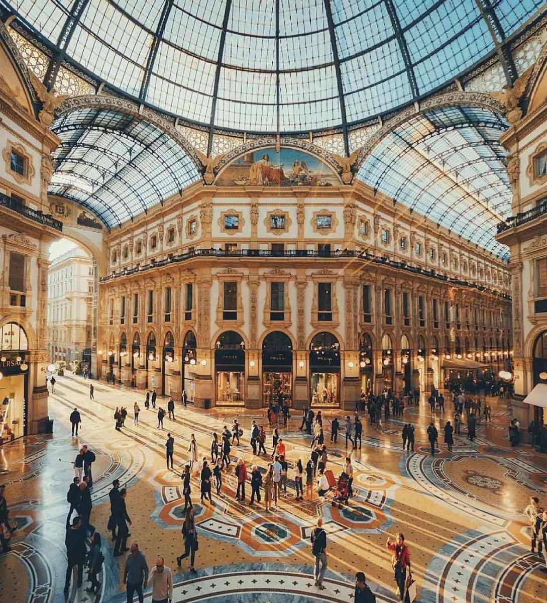 Exploring the fashion capital of the world! Milan never fails to impress with its stunning architecture, delicious cuisine, and vibrant culture. #Milano #Italy #Travel #cityofdesign #culturalheritage #StreetStyle
