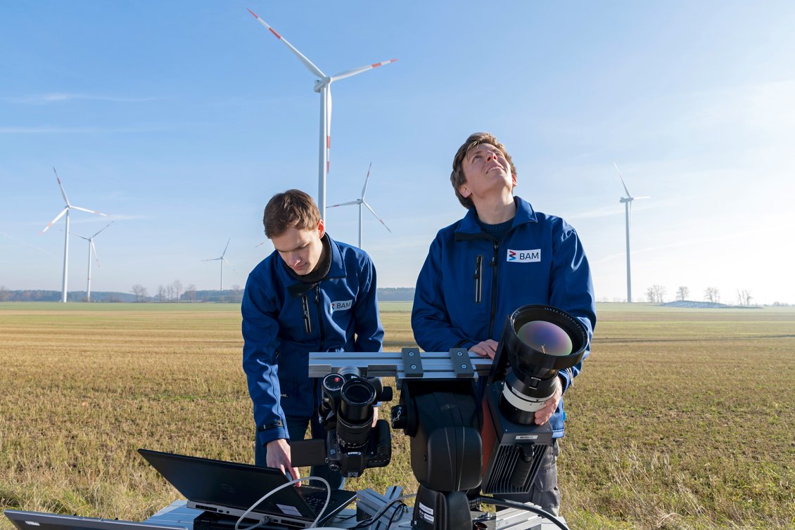 Hörtipp📻: Unser Kollege <a href="/MichaStamm/">Michael Stamm</a> von #BAMResearch hat @rbb24Inforadio erzählt, wie man mit einer Wärmebildkamera &amp; #KI Schäden an Rotorblättern von #Windenergieanlagen rechtzeitig erkennt &amp; so die Energieausbeute von #Windparks steigert. 👉bit.ly/40Cv1gr