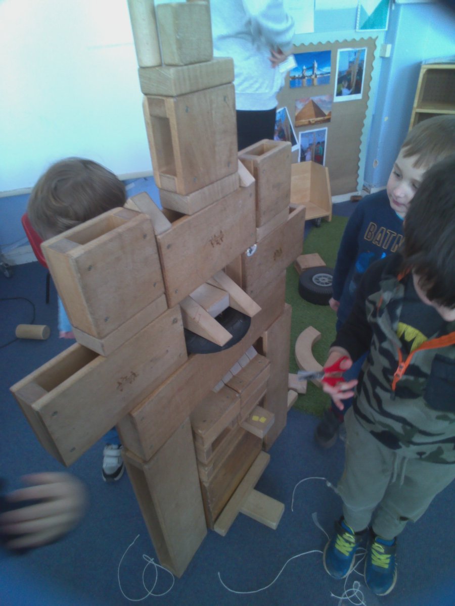 PinkieNursery's tweet photo. 🌞🌈 "We made a robot!" Very good creativity and teamwork by the designers 😀 #designandcreate #sharingideas #proudtobepinkie https://t.co/37EB7QeH7L