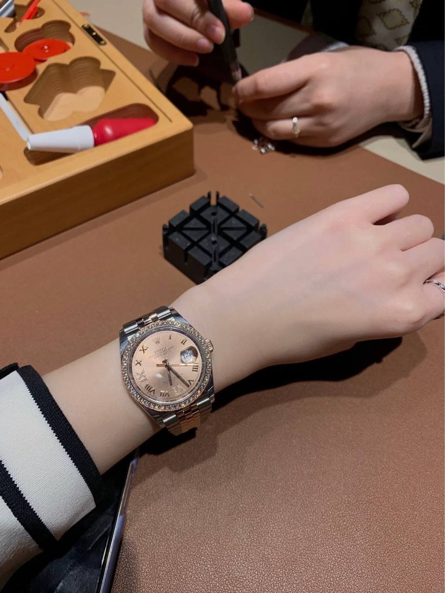 IsabelSimoni's tweet photo. ロレックスは本当に女の子の心をよく知っていますね。
#手元倶楽部 #nomonday #watch #pr #時計 #ダニエルウェリントン #リアクレア #ファッション #mavenwatches #ロバー #fashion #手元くら部 #ノーマンデー #腕時計倶楽部 #ootd #danielwellington #アクセサリー #watches #プレゼント #マベン https://t.co/MQUhUfSTKT