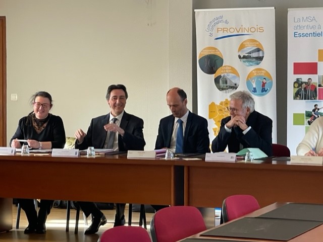Caf_77's tweet photo. Dans le cadre de la CTG signée en 2021, signature par la Caf de la charte des familles avec la MSA et la communauté de communes du Pays Provinois : tous réunis pour agir auprès des familles du territoire. https://t.co/p4MwbXRFPm