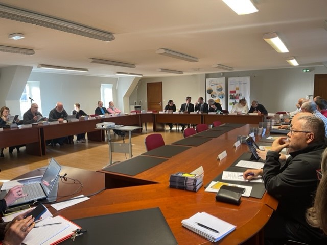 Caf_77's tweet photo. Dans le cadre de la CTG signée en 2021, signature par la Caf de la charte des familles avec la MSA et la communauté de communes du Pays Provinois : tous réunis pour agir auprès des familles du territoire. https://t.co/p4MwbXRFPm