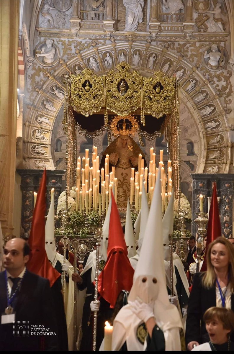 La guardia de nazarenos rojos escolto a la Reina del manto rojo.

Ayer una representación de nuestra hermandad acompaño a nuestra querida <a href="/hdadelhuerto/">Hdad. Huerto Córdoba</a> en su estación de penitencia a la Santa Iglesia Catedral de Córdoba.

#deuscharitasest