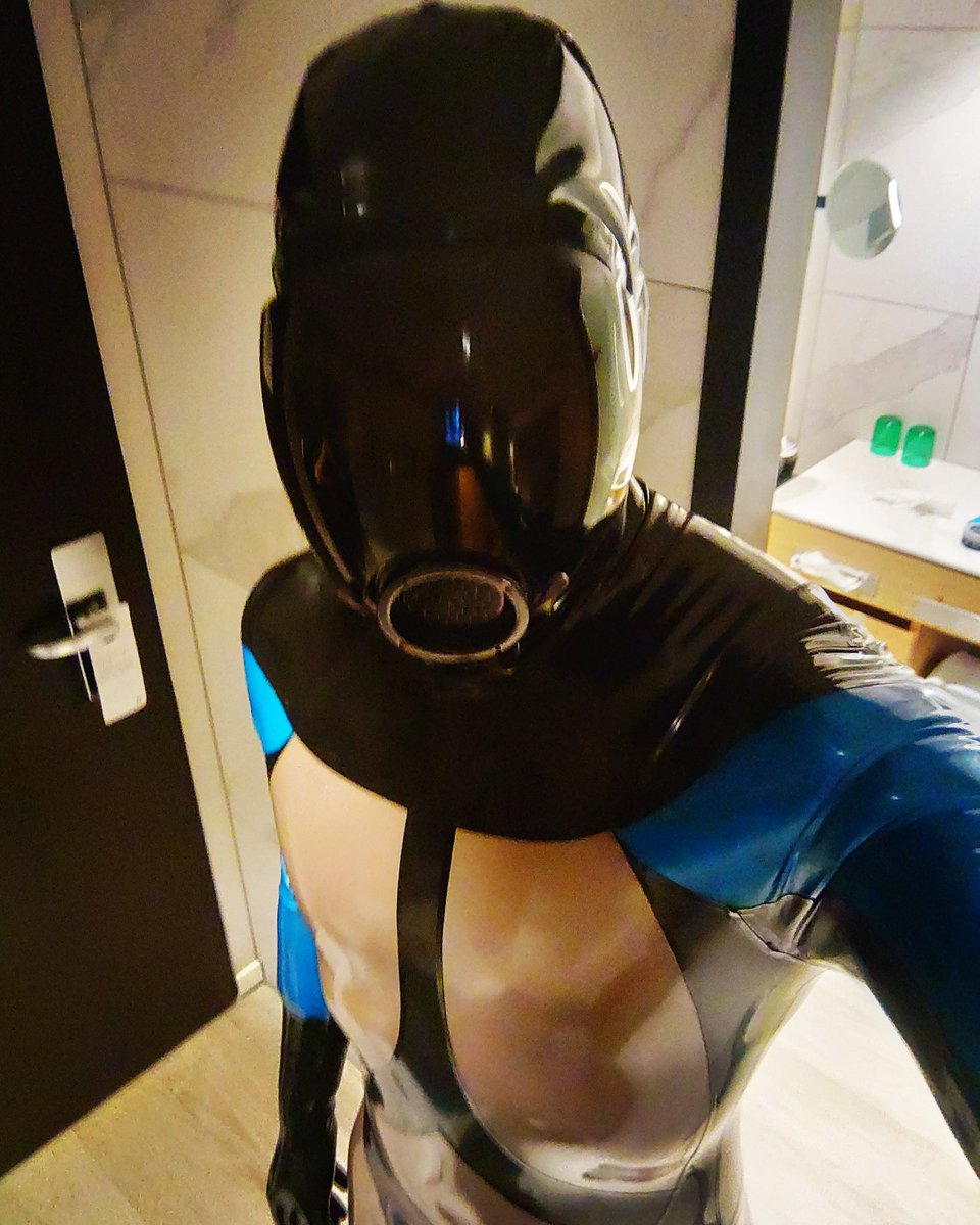 Another #bathroomselfie for you. Enjoy!
Oh, and happy #gasmaskmonday 😎