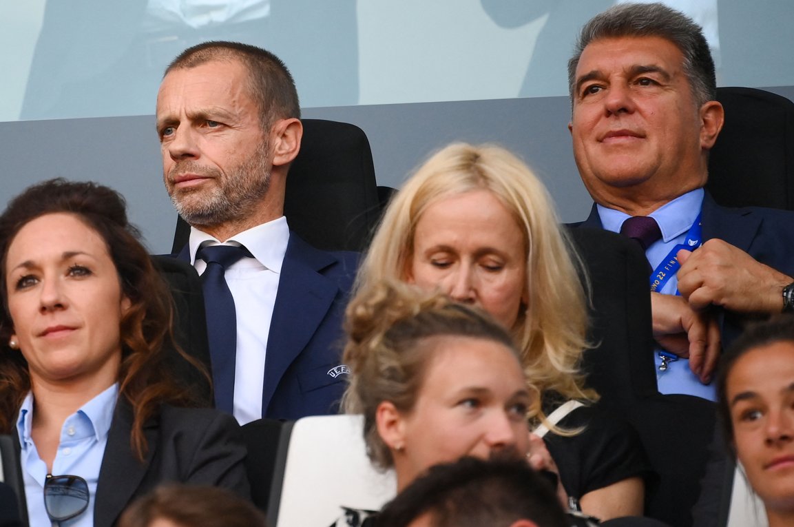 carrusel's tweet photo. 👔 Ceferin, presidente de la UEFA, se pronuncia sobre el 'caso Negreira'

‼️ "La situación es sumamente grave"

💥 "Es una de las más graves en el fútbol desde que me involucré en este mundo"

📂 "En cuanto a la UEFA, no ha prescrito nada" https://t.co/Tz5FE4OoCU