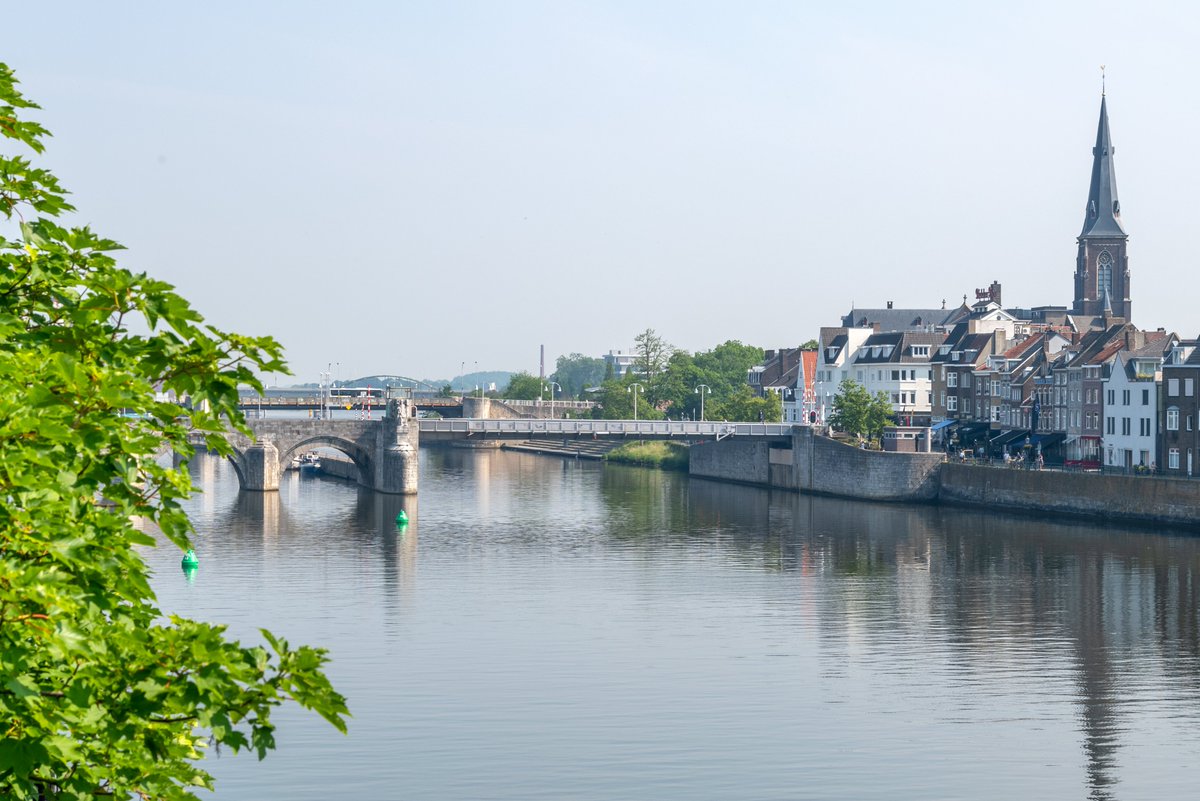 Sinds vrijdag staat de Sint Servaasbrug in de hoogstand. <a href="/Rijkswaterstaat/">Rijkswaterstaat</a> besloot dit vanwege de risico's voor de scheepvaart door het hogere peil van de Maas. Waarschijnlijk wordt de brug woensdagochtend 5 april weer in de lage stand gezet.