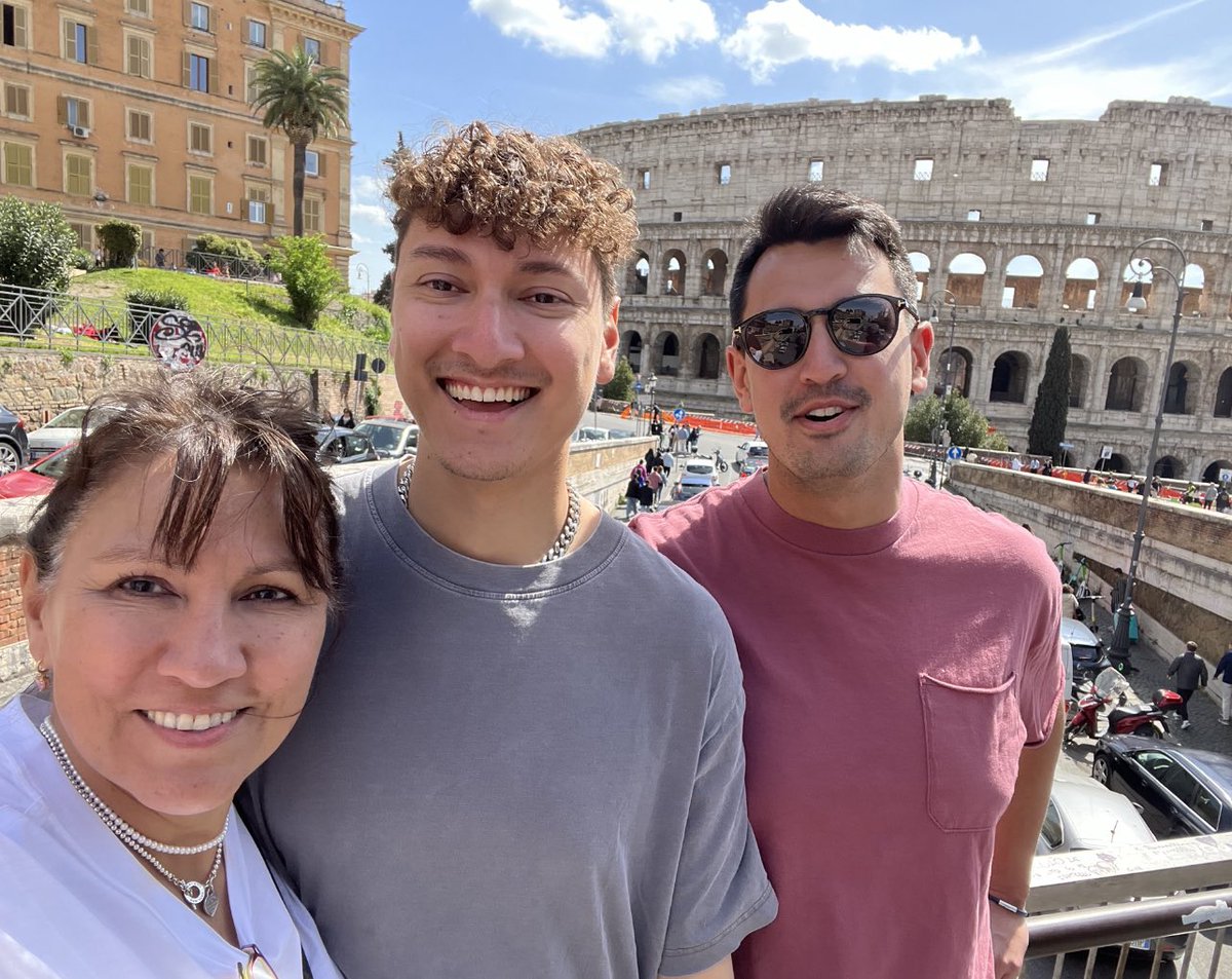 CynthiaNotti's tweet photo. A family vacation along with just three friends shopping in Rome 🇮🇹 https://t.co/Tf1B8VHjWU