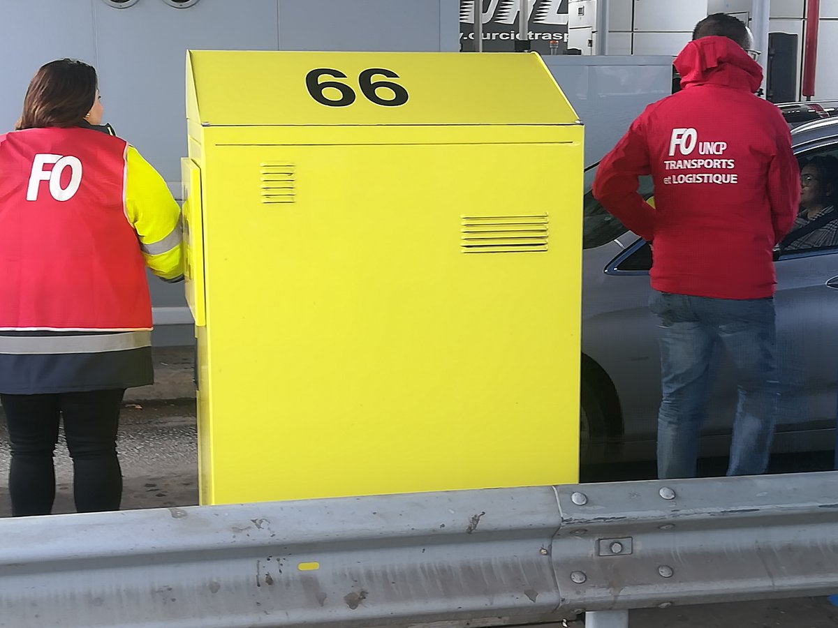force_ouvriere's tweet photo. Action de l'intersyndicale de Rouen au péage d'Heudebouville et distribution de flyers. La #ReformeDesRetraites, c'est toujours non ! #64ansCestNon https://t.co/1UtX6OJyBe