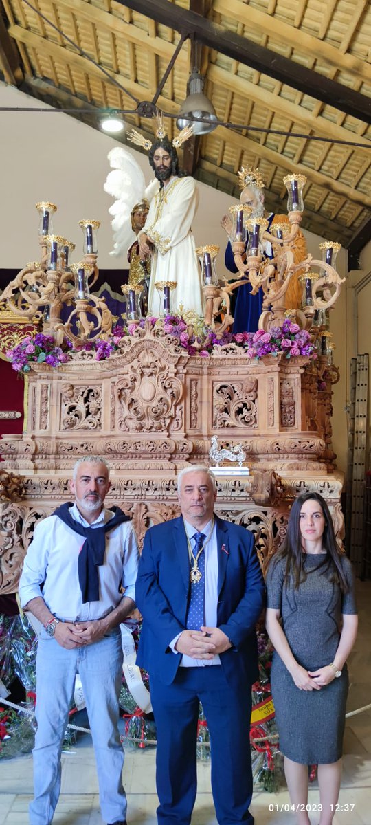 VoxCamas's tweet photo. 💐 Ofrendas florales de VOX Camas a las hermandades del Viernes de Dolores y el Sábado de Pasión, la Hdad de Santa Cruz y la Hdad de la Humillación y el Soberano Poder.

Nuestro agradecimiento a las cofradías por su buena acogida y su buen hacer.

#CuidaLoTuyo https://t.co/Bp6IBkUbbH