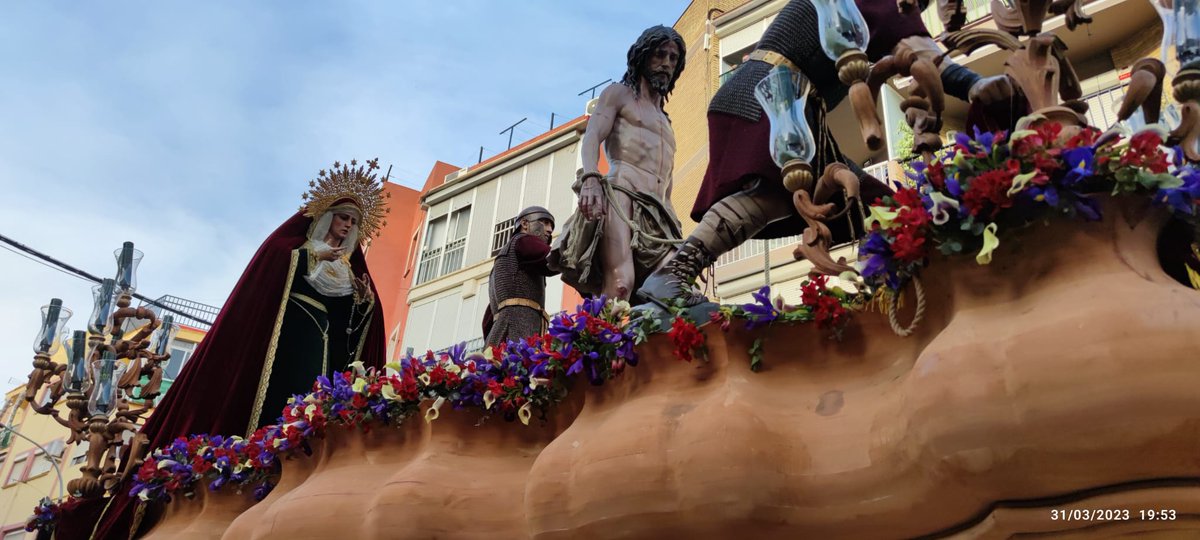 VoxCamas's tweet photo. 💐 Ofrendas florales de VOX Camas a las hermandades del Viernes de Dolores y el Sábado de Pasión, la Hdad de Santa Cruz y la Hdad de la Humillación y el Soberano Poder.

Nuestro agradecimiento a las cofradías por su buena acogida y su buen hacer.

#CuidaLoTuyo https://t.co/Bp6IBkUbbH