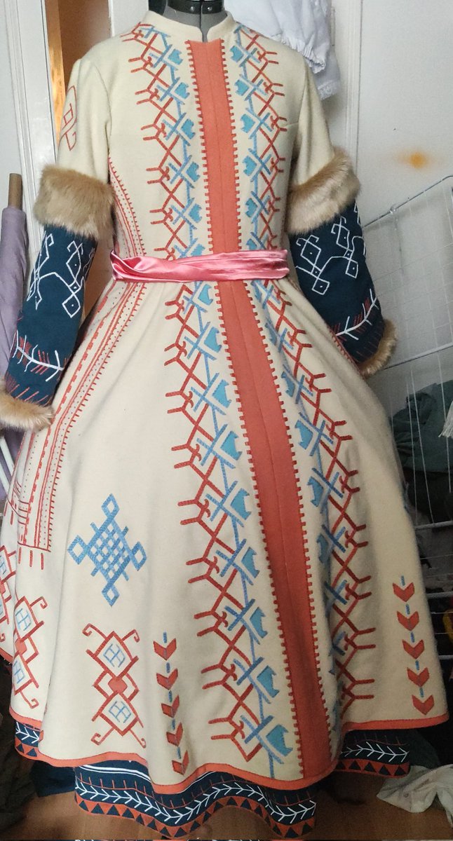 We have a dress!

It obviously looks better on my body than on my dress form, but I am satisfied with it so far. 🙏 

Next! Belt! Cape! Shoes!

#oatsecg