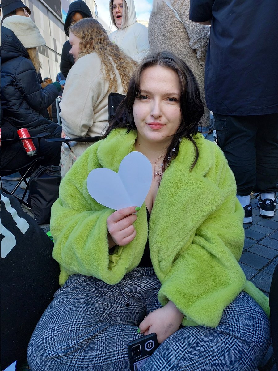 nctinberlin's tweet image. CONCERT DAY IS HERE #NCTzens! 💃🔥🥂
We can feel the excitement 🤩!

The #Rainbowproject is also getting closer. 
Our volunteers started giving out hearts and crepe outside of the arena. 
Let&apos;s make #NCTDREAM happy with our 🌈!

#NCTDREAM_THEDREAMSHOW2_IN_BERLIN
#nctdreaminberlin