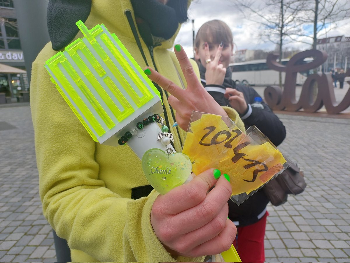 nctinberlin's tweet image. CONCERT DAY IS HERE #NCTzens! 💃🔥🥂
We can feel the excitement 🤩!

The #Rainbowproject is also getting closer. 
Our volunteers started giving out hearts and crepe outside of the arena. 
Let&apos;s make #NCTDREAM happy with our 🌈!

#NCTDREAM_THEDREAMSHOW2_IN_BERLIN
#nctdreaminberlin