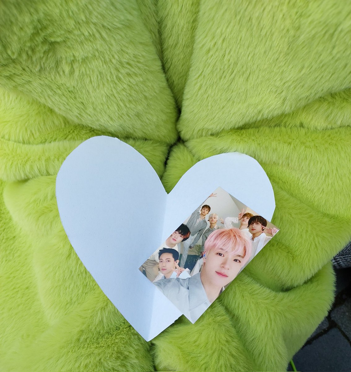 nctinberlin's tweet image. CONCERT DAY IS HERE #NCTzens! 💃🔥🥂
We can feel the excitement 🤩!

The #Rainbowproject is also getting closer. 
Our volunteers started giving out hearts and crepe outside of the arena. 
Let&apos;s make #NCTDREAM happy with our 🌈!

#NCTDREAM_THEDREAMSHOW2_IN_BERLIN
#nctdreaminberlin