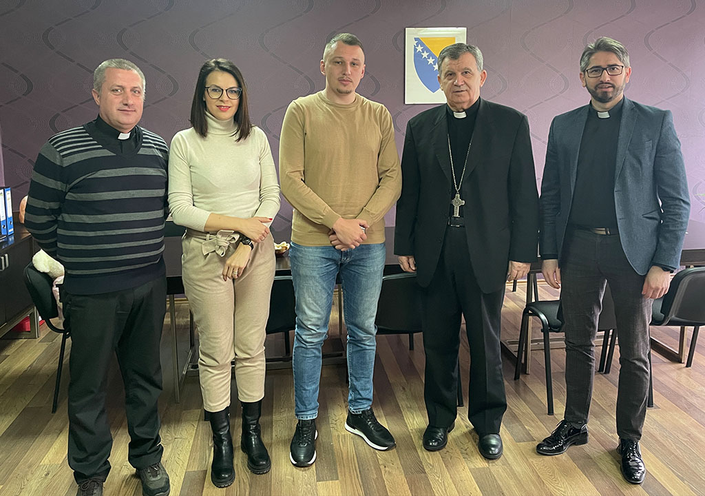 Uoči skorašnje svetkovine Uskrsa vrhbosanski nadbiskup metropolita mons. Tomo Vukšić posjetio je u ponedjeljak, 3. travnja JU „Dom porodica“ u Zenici te je tom prigodom darovao 500 obroka Gradskoj narodnoj kuhinji 
vrhbosanska-nadbiskupija.org/nadbiskupija/a…