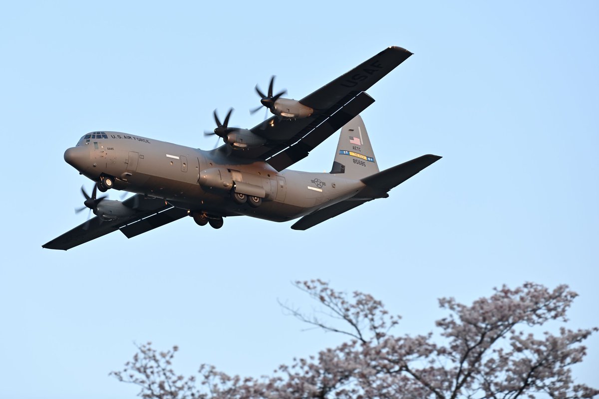 modelight329's tweet image. 2023/04/03
夕方に来てくれました。昨日はハワイあたりにいたような…。Dyessかと思ってたらROCKでした。初めて見る帯😀
#RJTY #横田基地 #RCH226