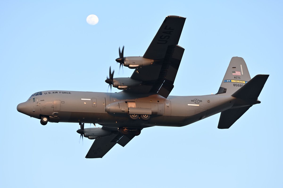 modelight329's tweet image. 2023/04/03
夕方に来てくれました。昨日はハワイあたりにいたような…。Dyessかと思ってたらROCKでした。初めて見る帯😀
#RJTY #横田基地 #RCH226